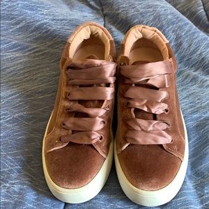 Fashion tennis shoes